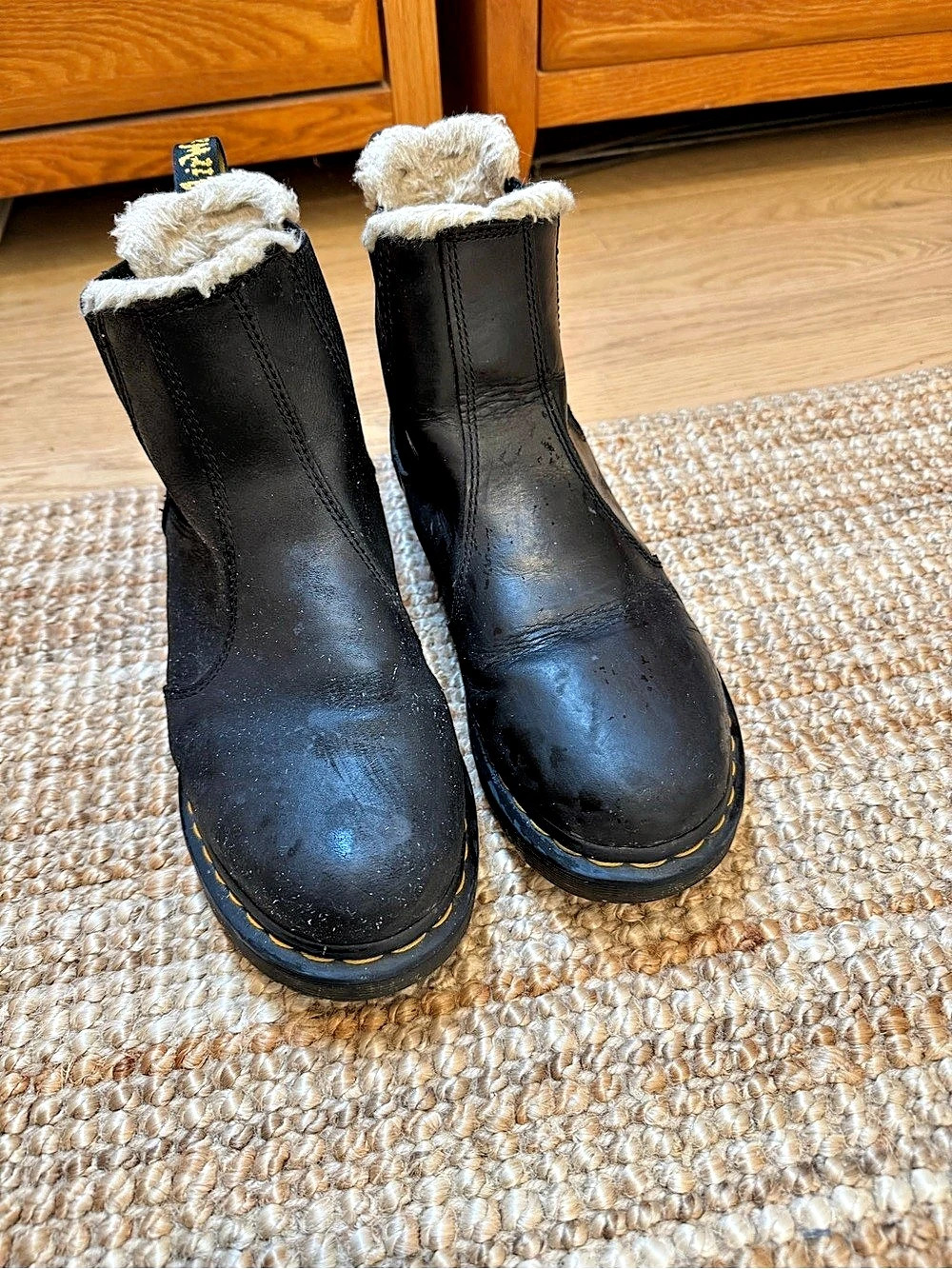 Dr. Martens 2976 Leonore Faux Fur Lined Chelsea Boots Leonore Chelsea Boots
